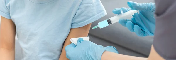 De arts maakt een kind vaccinatie — Stockfoto