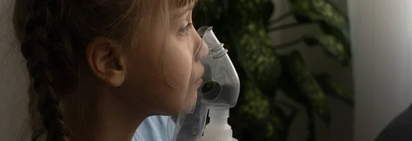 Menina doente faz inalação sobre fundo cinza com espaço de cópia. Menina fazendo inalação com nebulizador em casa. criança asma inalador inalador nebulizador vapor tosse doente — Fotografia de Stock