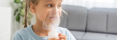 Dokuz yaşında bir çocuk alerjik astımı var. Yorgun gözleriyle bakarken ilaçlarını uzay boşluğundan soluyor.