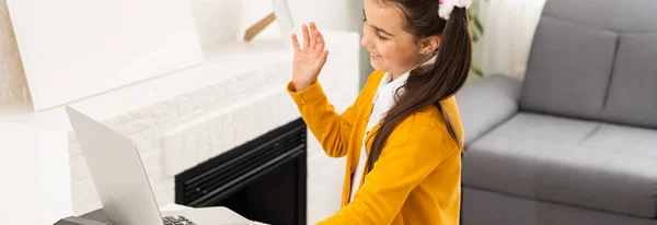 Hemskola liten ung flicka lära piano från datorn ansluter till internet musik online klass av skollärare. Ny normal livsstil och utbildning, studerande studerar hemma koncept. — Stockfoto