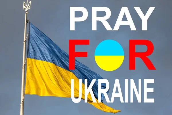 Imádkozz Ukrajnáért, lobogtasd Ukrajnát. Oroszország kontra Ukrajna megállítja a háborút. Imádkozz Ukrajnához! — Stock Fotó