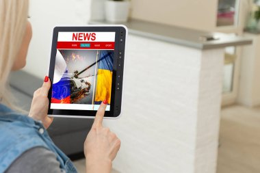 Rus bayrağı ve Ukrayna bayraklı tablet. Konsept fotoğraf.