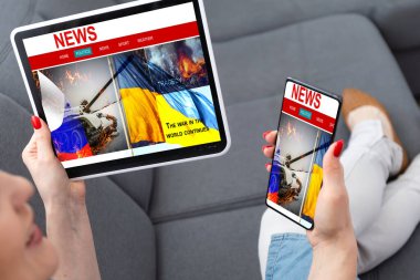 Tablet haberleriyle genç gazeteci, Rusya ve Ukrayna bayrağı