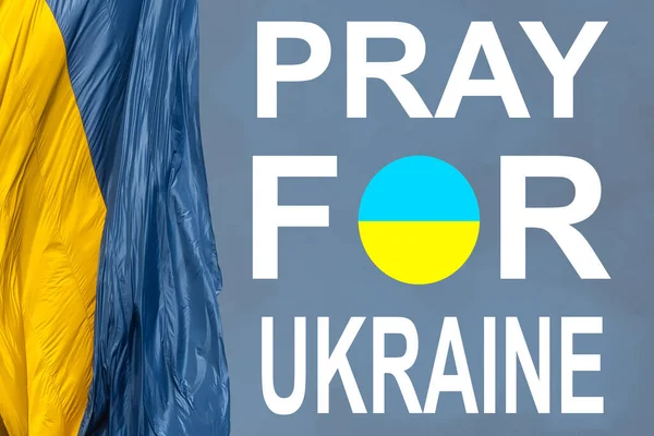 Flaga Ukrainy. Módl się za Ukrainę. Ukraina flaga przed ciemnym niebem. Flaga Ukrainy. Powstrzymać wojnę. Nie ma wojny.. — Zdjęcie stockowe