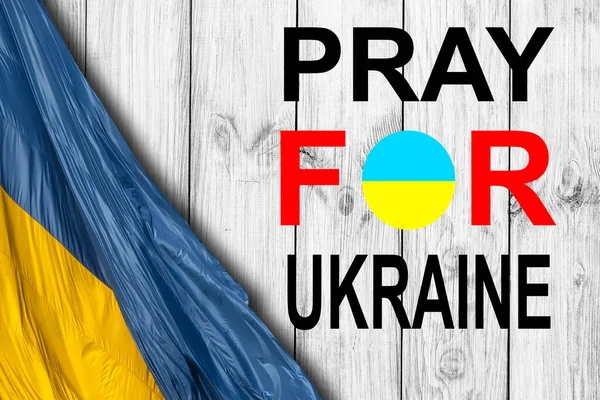 Флаг Украины. Молитесь за Украину. Флаг Украины перед темным небом. Флаг Украины. Остановите войну. Войны нет. — стоковое фото
