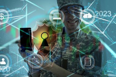 Siber güvenlik ağı. Asma kilit simgesi ve internet teknolojisi ağı. Tablet ve sanal arayüzde veri kişisel bilgilerini koruyan bir iş adamı. Veri koruma gizlilik kavramı.