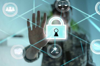 Seçici odak noktası askeri üniformalı mutlu adam liderlik harflerini işaret ediyor. askeri bilgiler korunuyor