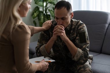 Üzgün asker korkunç savaş hatırlayarak, ptsd acı, psikolojik yardım.