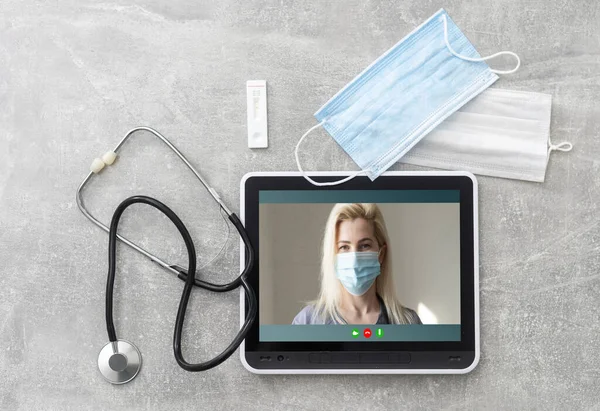 Doktor video chatování s pacientem — Stock fotografie