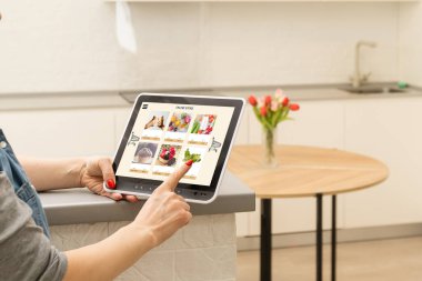 Sayısal Tablet ile Kadın Sahibi Delicatessen Yüz Maskesi Giyiyor Çevrimiçi Bakkal Siparişi.