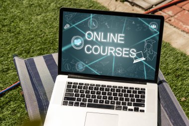 E- öğrenim ve Öğrenci ve Üniversite Konsepti Online Eğitim. Dijital eğitim kursunun teknolojisini gösteren grafik arayüzü insanların her yerden uzaktan öğrenmelerini sağlıyor.