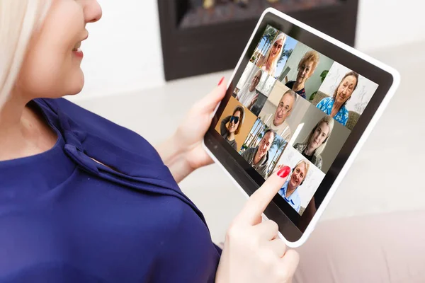 원격 작업 커뮤니케이션. 2016 년 1 월 20 일에 확인 함 . Businesswoman Holding Tablet Having Online Meeting With Group of Coworkers Making Video Call Via Computer Sitting In Modern Office. 선택적 인 초점, 걸려 넘어지다 — 스톡 사진