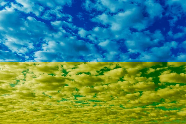 An old image of the flag of Ukraine on a wall with a crack. A crisis. — Stock Photo, Image