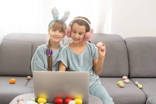 Mädchen demonstrieren Eier und grüßen mit Frühlingsferien Online-Esser-Feier, Basteln für Kinder, neue normale und soziale Distanz — Stockfoto