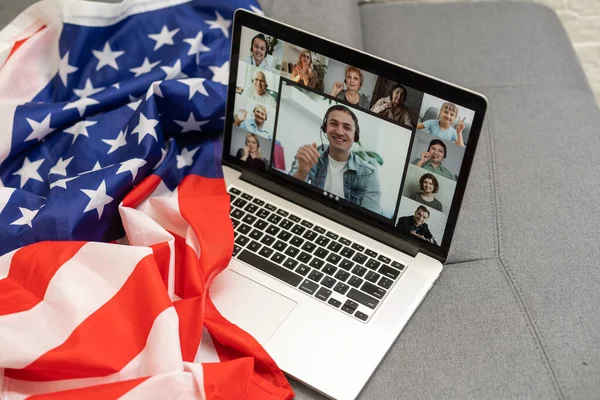 Bandera nacional americana o estadounidense. trabajar desde casa en computadora portátil portátil en webcam videoconferencia llamada en cuarentena. — Foto de Stock