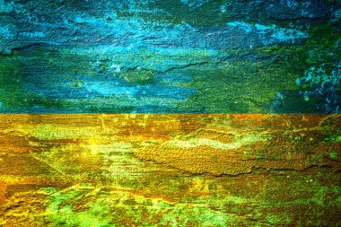 Duvarda çatlak olan Ukrayna bayrağının eski bir resmi. Bir kriz..