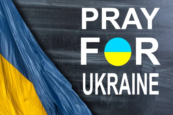 Молитесь за Украину, флаг Украины. Россия против Украины остановить войну. Россия и Украина — стоковое фото
