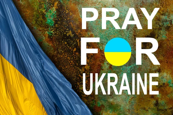 Флаг Украины. Молитесь за Украину. Флаг Украины перед темным небом. Флаг Украины. Остановите войну. Войны нет. — стоковое фото