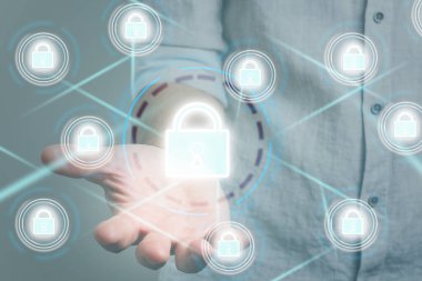 Siber güvenlik ağı. Asma kilit simgesi ve internet teknolojisi ağı. Tablet ve sanal arayüzde veri kişisel bilgilerini koruyan bir iş adamı. Veri koruma gizlilik kavramı.