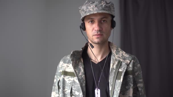 Porträt eines Mannes in Militärermüdung, von Angesicht zu Angesicht — Stockvideo