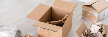 Paket kutusunu açık kapının yanında aç