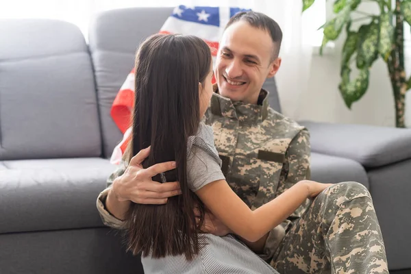 Veterano e sua filha com uma bandeira — Fotografia de Stock