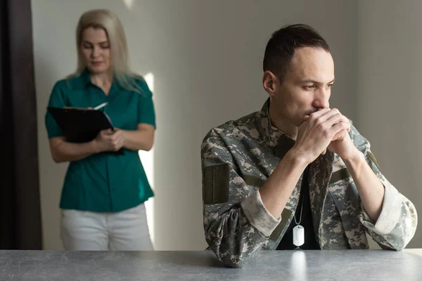 Női doktor és aggódó katonai tiszt megbeszélése problémák ő alatt pszichoterápiás kezelés. — Stock Fotó