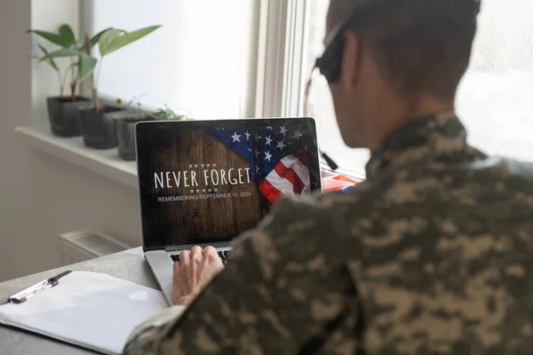 Feliz soldado del ejército que tiene videollamada sobre portátil — Foto de Stock