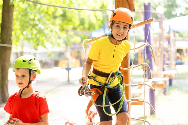 Ağaçlara tırmanan mutlu çocuk. Halat Parkı. Climber çocuğu. Erken çocukluk gelişimi. Roping Parkı. Denge kiriş ve halat köprüler. Halat Park-tırmanış merkezi