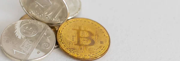 Bitcoin dourado no fundo branco — Fotografia de Stock