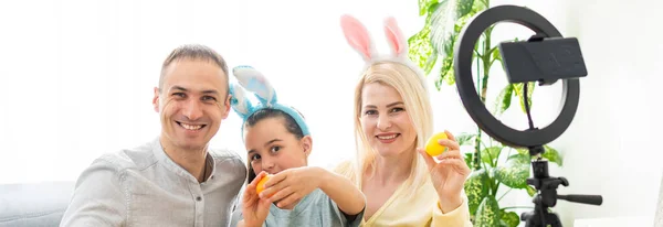 Pai, mãe e seu filho gostam de pintar ovos de Páscoa. Loja on-line para a decoração feliz Páscoa. Ovos de Páscoa - variedade de ovos coloridos — Fotografia de Stock