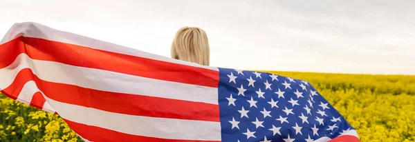 나라, 애국심, 독립일, 그리고 사람들의 컨셉 - 전장에서 미국 국기를 들고 행복하게 웃고 있는 젊은 여성 — 스톡 사진