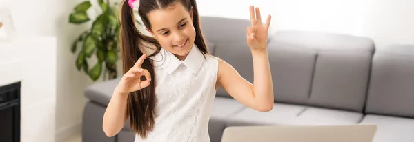 Thuisschool klein jong kind meisje leren piano van computer verbinden met internet muziek online klasse door school leraar. Nieuwe normale levensstijl en onderwijs, studentenstudie thuis concept. — Stockfoto