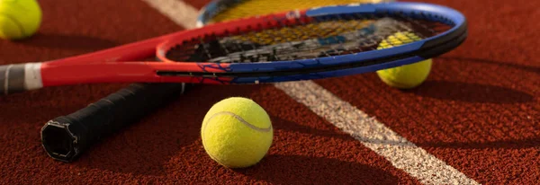 Jeu de tennis. Balle de tennis avec raquette sur le court de tennis. Sport, concept de loisirs. — Photo