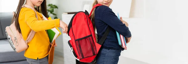 Sırt çantalı liseli kızlara giden çocuklar, süslü kızlar konsepti. — Stok fotoğraf