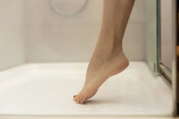 Młoda sexy szczupła kobieta biorąc prysznic i stojąc na kafelki podłogi — Zdjęcie stockowe
