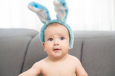 Paskalya tavşanı kulaklı mutlu bebek.