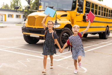 temel okul öğrencilerine yol geçtikten