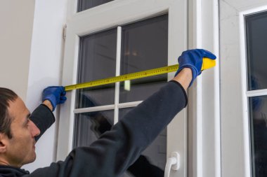 Ustabaşı odaya bir pencere çerçevesi yerleştirir.