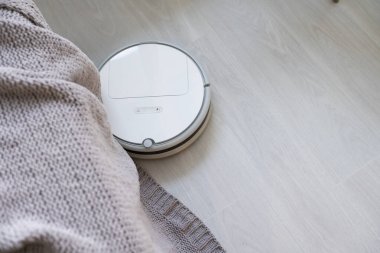 Robot elektrikli süpürge daireyi belli bir zamanda otomatik olarak temizliyor. Akıllı ev