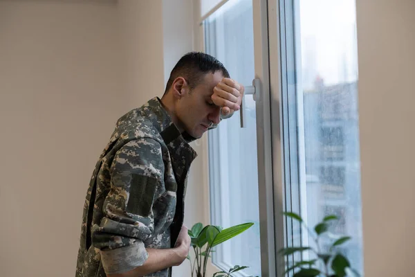 Ideges katona emlékezve félelmetes háború, a szenvedés PTSD, pszichológiai segítség. — Stock Fotó