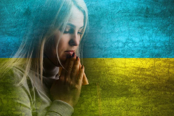 Припиніть війну в Україні. Руки моляться на тлі прапора України, війни в Україні, акцій протесту, цивільних осіб, молитви за Україну. — стокове фото