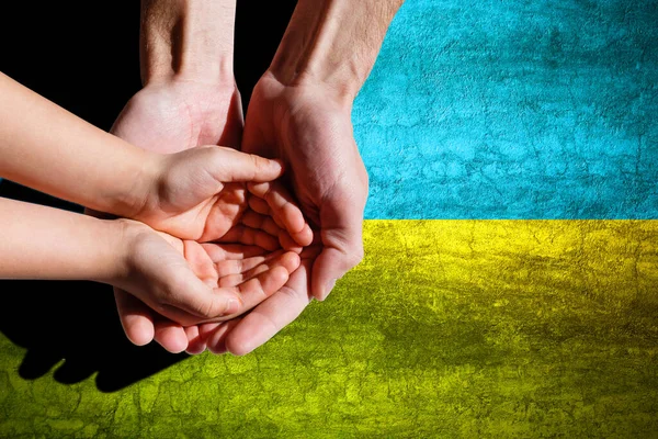 Dzieci przeciwko wojnie. Rosyjska inwazja na Ukrainę, prośba o pomoc społeczności światowej. na tle ukraińskiej flagi z rękami pomalowanymi na żółto i niebiesko, gest wiary i nadziei — Zdjęcie stockowe