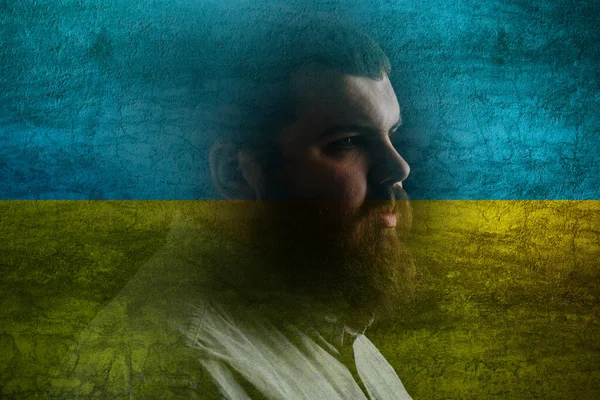 Моліться за Україну. людина молиться за мир, національний прапор — стокове фото