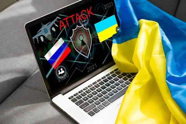 Hacker informatique ou arrière-plan du concept de cyberattaque avec le drapeau de l'Ukraine et l'ours-pirate russe — Photo