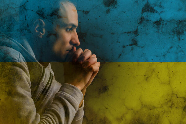 Дети против войны. Российское вторжение на Украину, просьба о помощи мировым сообществам. на фоне украинского флага с раскрашенными в желтый и синий руки руками, жест веры и надежды