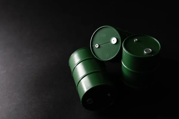 黑色底座绿色油罐 — 图库照片