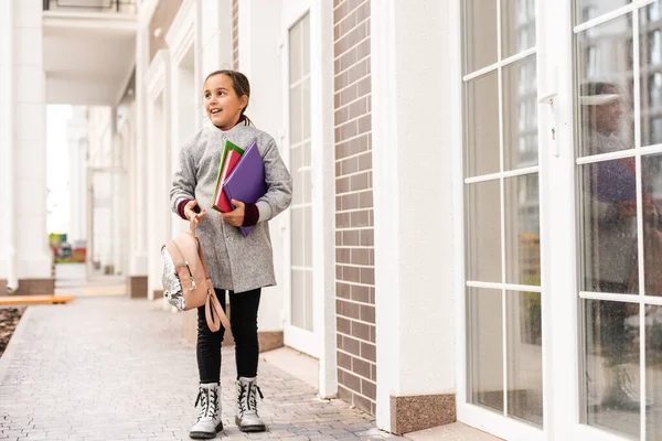 Menina com uma mochila indo para a escola — Fotografia de Stock
