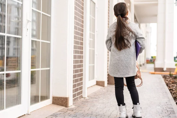 Bella scolaretta con uno zaino — Foto Stock