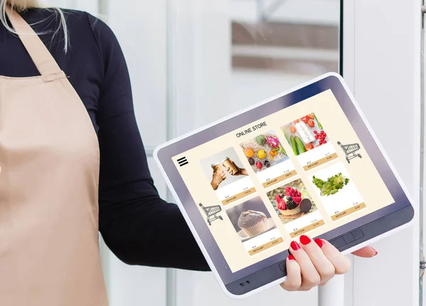 Kobieta kupująca jedzenie online za pomocą tabletu cyfrowego w kuchni, widok z bliska na ekranie tabletu. Koncepcja zakupu online za pomocą tabletu. — Zdjęcie stockowe